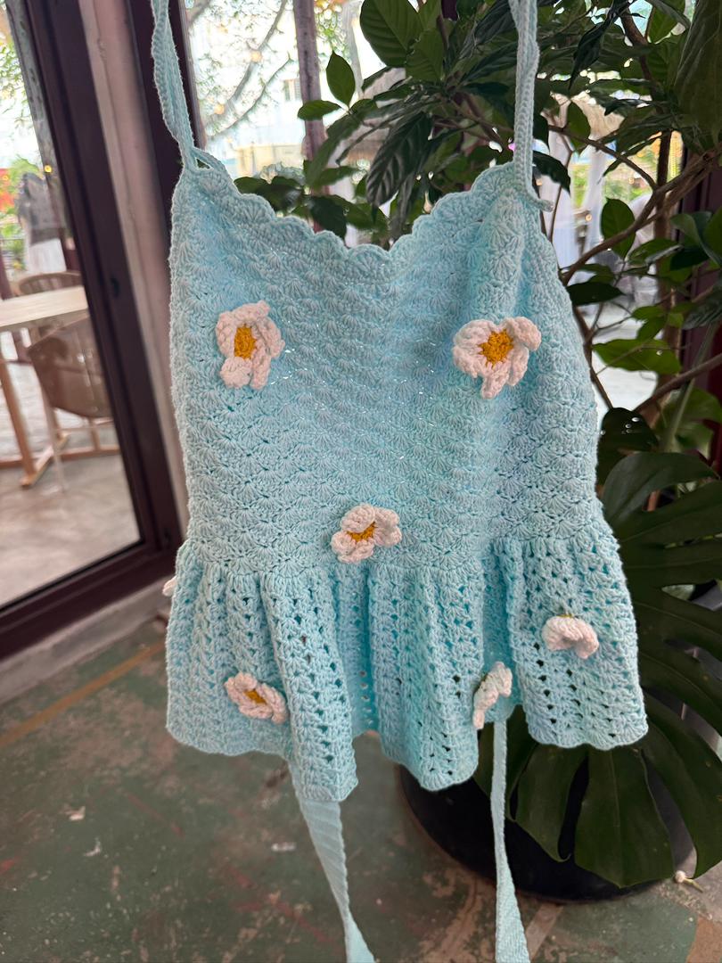 Madelyn 荷叶边露背上衣