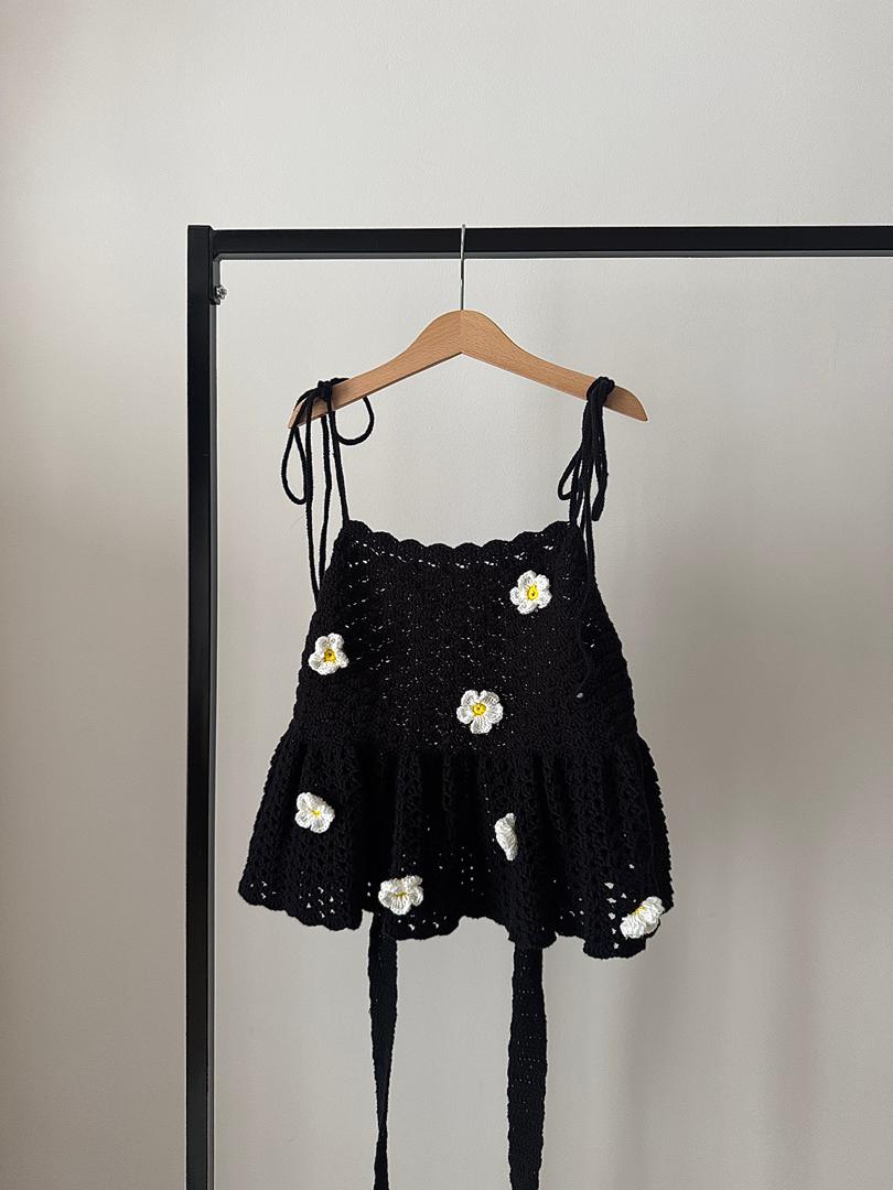 Madelyn 荷叶边露背上衣