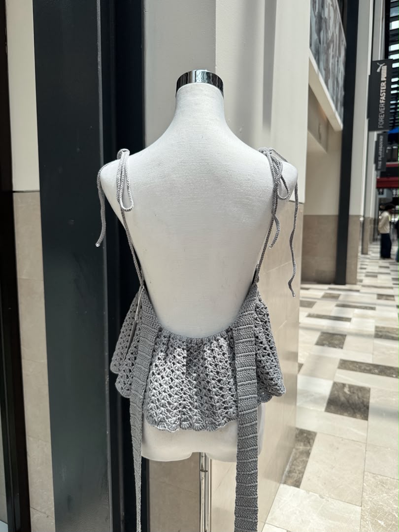 Madelyn 荷叶边露背上衣